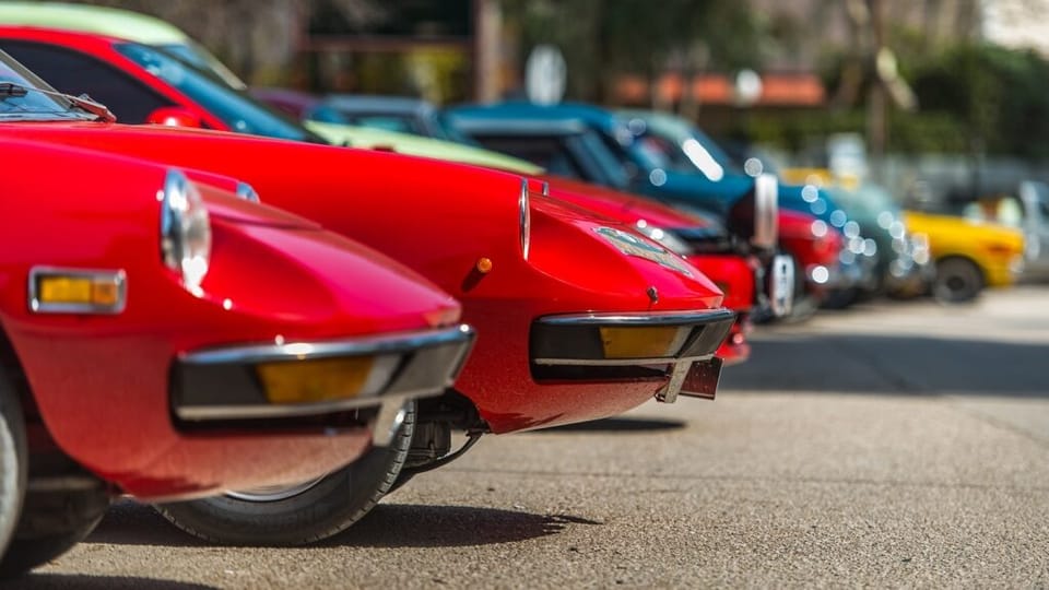 Δύο ζαλισμένοι κάτοχοι Ιστορικών αυτοκινήτων απορούν – Χάρης Λάμαρης, Κώστας Σ. Μητρόπουλος